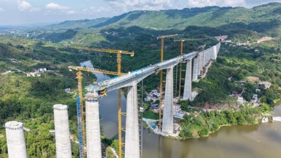 الصين تفتتح أطول جسر في العالم أمام حركة المرور